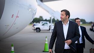 Finanzminister Lars Klingbeil konnte vom Treffen der G20-Finanzminister und -Zentralbankchefs in den USA erst versp&auml;tet abreisen.