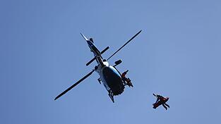 Ein Hubschrauber brachte den unterkühlten Wanderer ins Tal. (Symbolbild) Ein Hubschrauber brachte den unterkühlten Wanderer ins Tal. (Symbolbild)