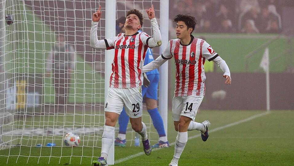 Freiburger Jubel &uuml;ber die fr&uuml;he F&uuml;hrung in Wolfsburg.