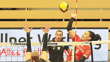 Und immer sch&ouml;n freundlich: Au&szlig;enangreiferin Jeannette Huskic (rechts) hat sogar beim Angriffsschlag ein L&auml;cheln im Gesicht - ein Indiz daf&uuml;r, wie viel Spa&szlig; die Raben bei der Arbeit haben.