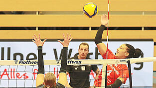 Und immer sch&ouml;n freundlich: Au&szlig;enangreiferin Jeannette Huskic (rechts) hat sogar beim Angriffsschlag ein L&auml;cheln im Gesicht - ein Indiz daf&uuml;r, wie viel Spa&szlig; die Raben bei der Arbeit haben.