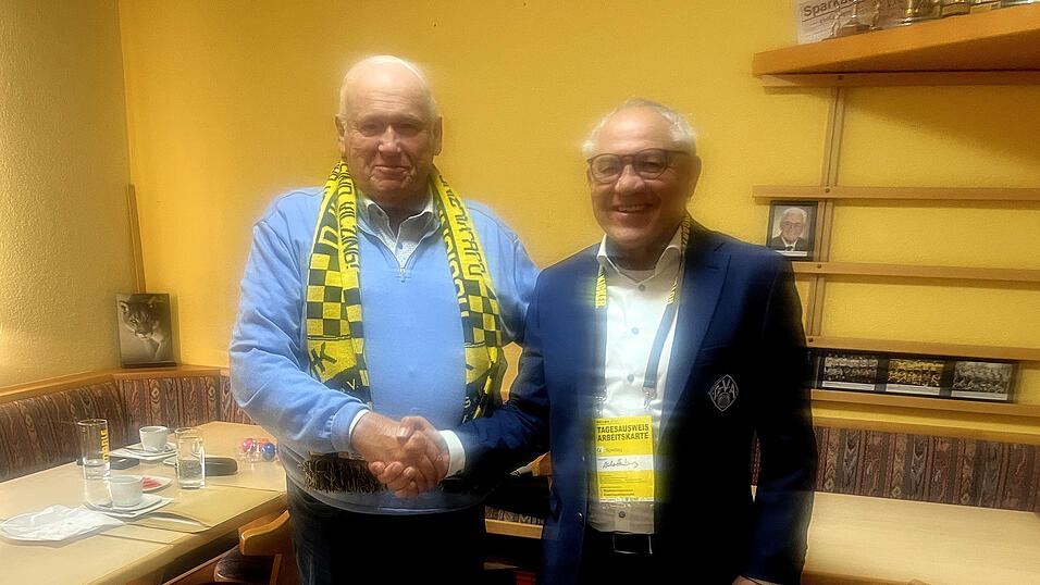 Bei seinem Besuch in Vilzing war Felix Magahth (rechts) mit Vilzings G&ouml;nner Manfred Zollner im Austausch.
