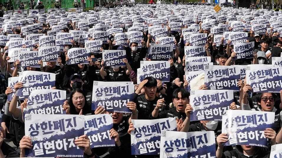 &laquo;Entfernt die Obergrenzen f&uuml;r Boni&raquo; fordern Mitarbeiter von Samsung w&auml;hrend einer Kundgebung im April.