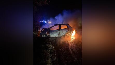 Das Auto geriet nach dem Unfall in Vollbrand. Das Auto geriet nach dem Unfall in Vollbrand.