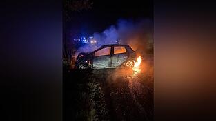 Das Auto geriet nach dem Unfall in Vollbrand. Das Auto geriet nach dem Unfall in Vollbrand.