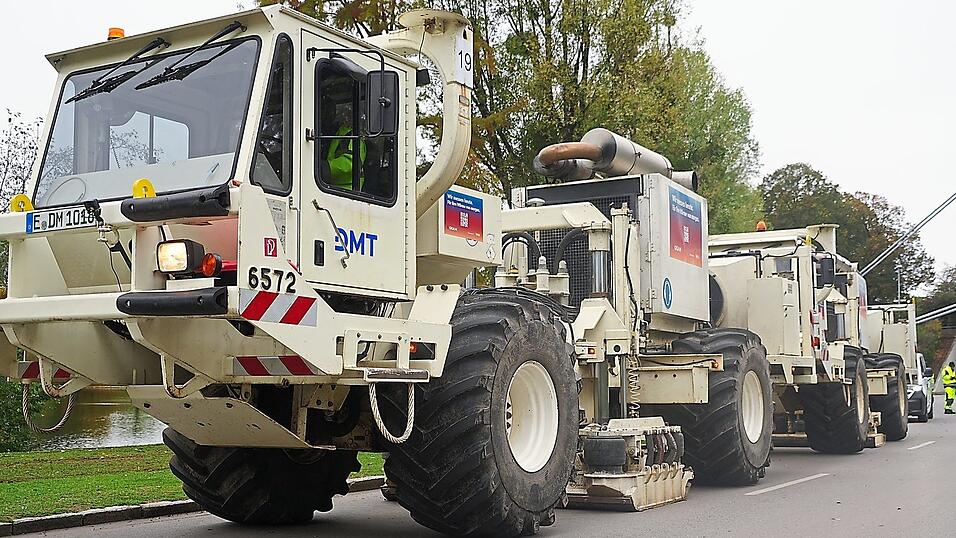 27 bis 30 Tonnen schwer und etwa drei Meter hoch sind die Trucks, die noch bis November seismische Messungen in München durchführen. Sie bringen mit ihrer Metallplatte in der Mitte den Boden zum Schwingen. Detektoren messen die Reflexionen. So kann am Ende ein digitales Bild über die Bodenschichten erstellt werden. 27 bis 30 Tonnen schwer und etwa drei Meter hoch sind die Trucks, die noch bis November seismische Messungen in München durchführen. Sie bringen mit ihrer Metallplatte in der Mitte den Boden zum Schwingen. Detektoren messen die Reflexionen. So kann am Ende ein digitales Bild über die Bodenschichten erstellt werden.