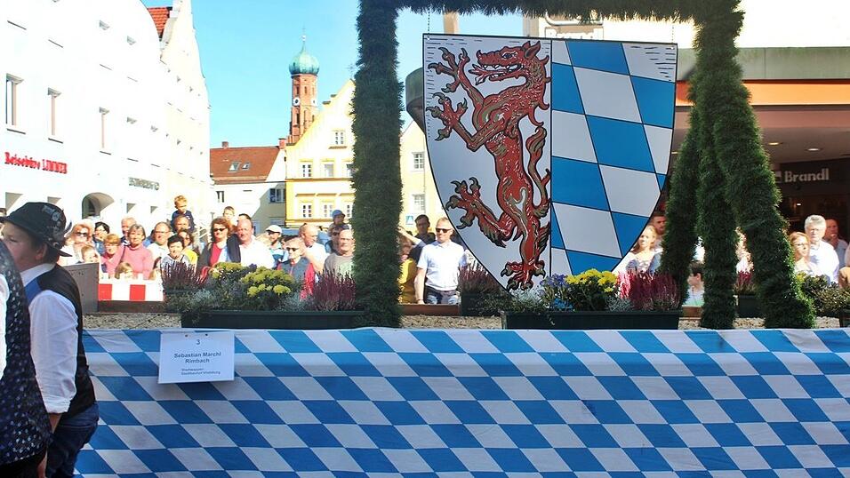 Viele Besucher verfolgten am Sonntag den Umzug auf dem Vilsbiburger Stadtplatz. Viele Besucher verfolgten am Sonntag den Umzug auf dem Vilsbiburger Stadtplatz.