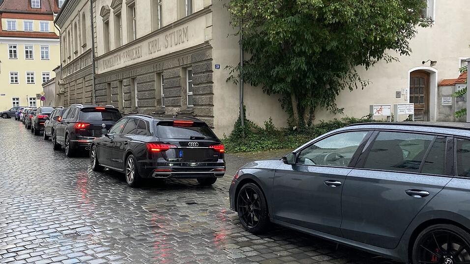 Vom Parkplatz am Hagen in Richtung Herzogschlossbrücke (hier: Fürstenstraße) bilden sich lange Staus. Vom Parkplatz am Hagen in Richtung Herzogschlossbrücke (hier: Fürstenstraße) bilden sich lange Staus.