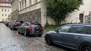 Vom Parkplatz am Hagen in Richtung Herzogschlossbrücke (hier: Fürstenstraße) bilden sich lange Staus. Vom Parkplatz am Hagen in Richtung Herzogschlossbrücke (hier: Fürstenstraße) bilden sich lange Staus.
