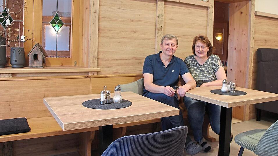 Der neue Frühstücksraum hat eine Wandvertäfelung bekommen. Dieter und Martina Rackl führen den Arracher Hof im Lamer Winkel seit 1990. Seit dem Brand liegt eine „turbulente Zeit“ hinter dem Paar. Der neue Frühstücksraum hat eine Wandvertäfelung bekommen. Dieter und Martina Rackl führen den Arracher Hof im Lamer Winkel seit 1990. Seit dem Brand liegt eine „turbulente Zeit“ hinter dem Paar.