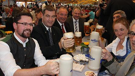 Das Rezept der CSU? „Unsere Geschlossenheit“, antwortet Dr. Gerhard Hopp. Der Kreisvorsitzende - hier gemeinsam mit Markus Söder und Franz Löffler auf dem Chamer Volksfest - will im Landtag bleiben. (Archiv)