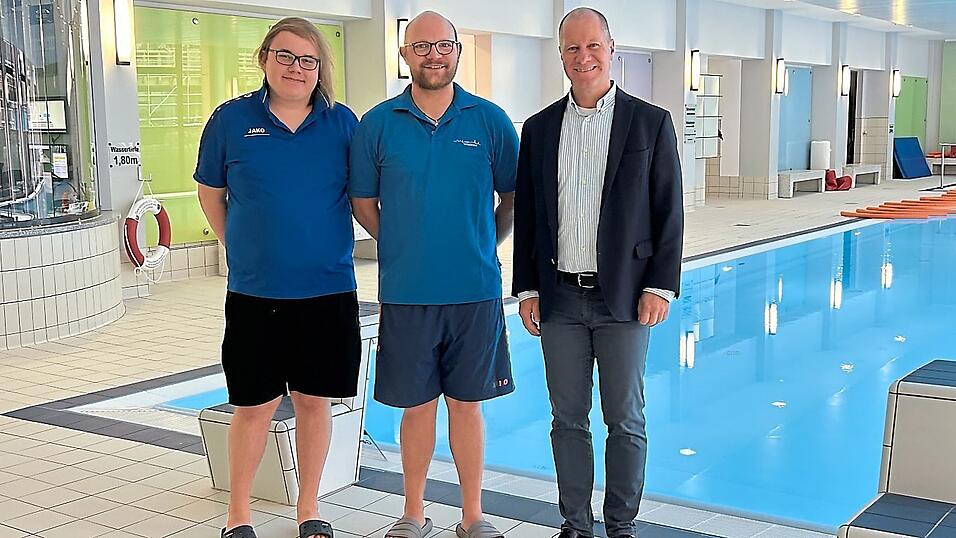 Bereit für die Hallenbadsaison (v.l.): Azubi Fabian Wand, Marco Kaupa (stellvertretender Chef der städtischen Bäderbetriebe) und Bürgermeister Thomas Etschmann.