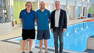 Bereit für die Hallenbadsaison (v.l.): Azubi Fabian Wand, Marco Kaupa (stellvertretender Chef der städtischen Bäderbetriebe) und Bürgermeister Thomas Etschmann.