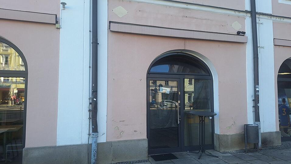 In diesen derzeit leerstehenden Gesch&auml;ftsr&auml;umen am Luitpoldplatz zieht bald das Burger- und Pommesrestaurant ein.