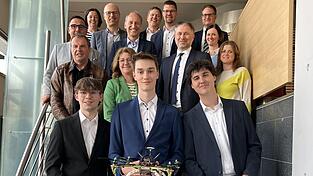 Mit dem Siegerteam der Seniorstaffel, „Peak Energy’s“, von der staatlichen Fach- und Berufsschule Pfarrkirchen freuen sich die Juroren, Schulvertreter, Bürgermeister und Sponsoren über Platz eins beim Regionalentscheid „Ideen machen Schule“ Mit dem Siegerteam der Seniorstaffel, „Peak Energy’s“, von der staatlichen Fach- und Berufsschule Pfarrkirchen freuen sich die Juroren, Schulvertreter, Bürgermeister und Sponsoren über Platz eins beim Regionalentscheid „Ideen machen Schule“