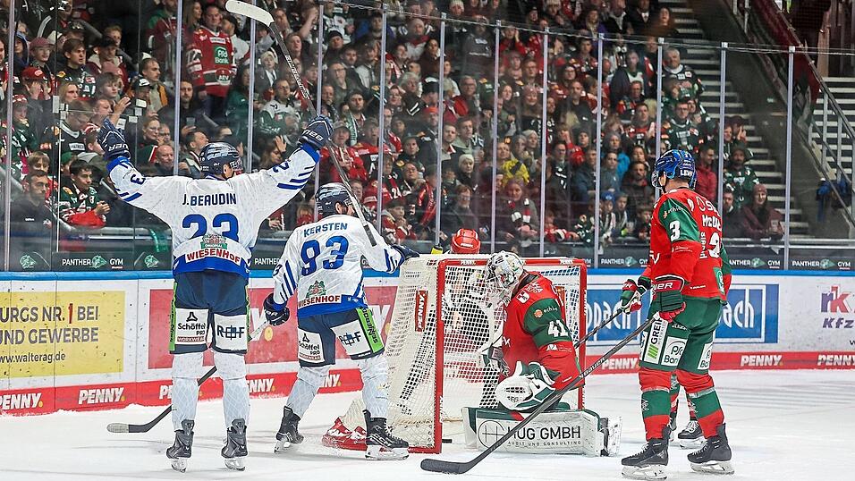 JC Beaudin und Spencer Kersten bejubeln den Treffer von Nick Halloran (nicht im Bild), der die Wende in Augsburg einleitet. Foto: JC Beaudin und Spencer Kersten bejubeln den Treffer von Nick Halloran (nicht im Bild), der die Wende in Augsburg einleitet. Foto: