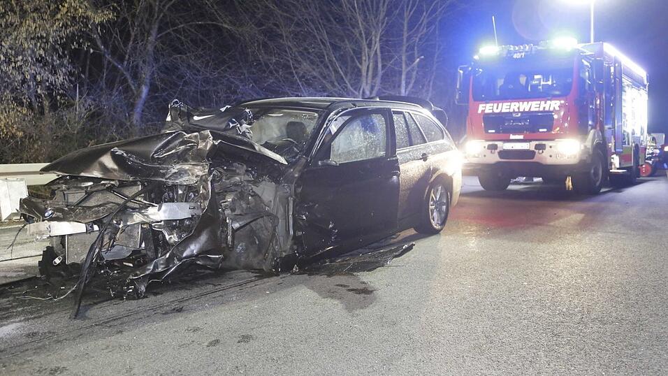 Bei dem Unfall bei Egglkofen wurden mehrere Personen schwer verletzt. Bei dem Unfall bei Egglkofen wurden mehrere Personen schwer verletzt.