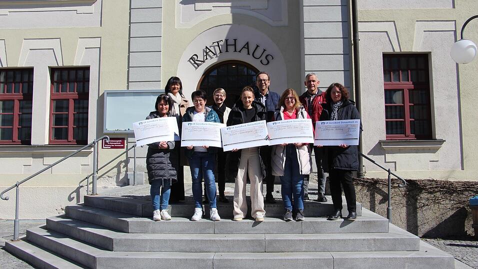 Bei der &Uuml;bergabe (vo.v.l.): Elfriede Hartl (Sankt Josef), Eva Sonnenholzner-Kraus (Kinderkrippe Pfahl), Ilona Sinanaj (Waldkindergarten), Corina Weish&auml;upl (Sonnen Blume), Claudia Lex (Dreifaltigkeit Kollnburg; (hi.v.l.) Diana Bauer und Manuela Fleischmann (GenoBank DonauWald), B&uuml;rgermeister Franz Wittmann (Viechtach) und 2. B&uuml;rgermeister Peter Schreiner (Kollnburg)