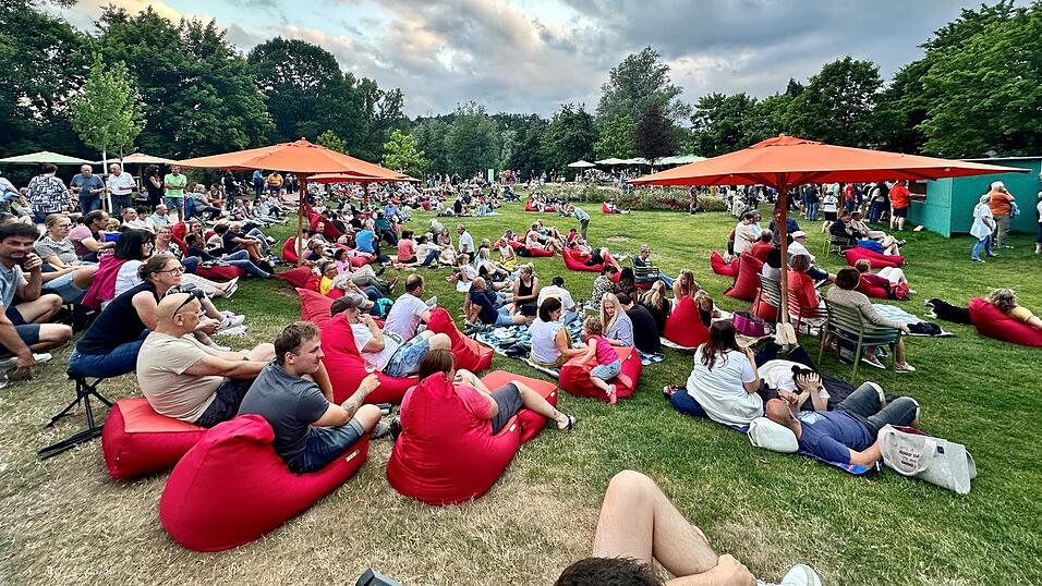 Hunderte nutzten am Donnerstagabend jede Sitzgelegenheit, um es sich im neuen Chambauenpark gem&uuml;tlich zu machen.