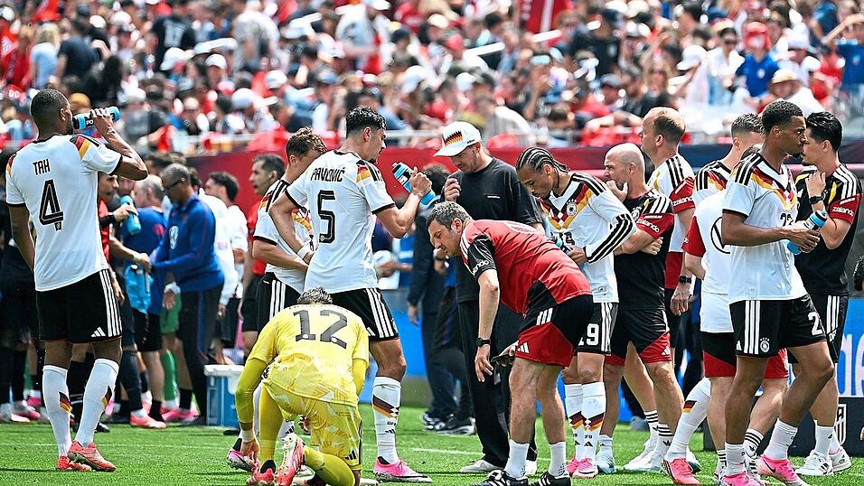 Trinken ist bei dieser WM besonders wichtig - dafür gibt es die umstrittenen dreiminütigen Pausen pro Halbzeit. Trinken ist bei dieser WM besonders wichtig - dafür gibt es die umstrittenen dreiminütigen Pausen pro Halbzeit.