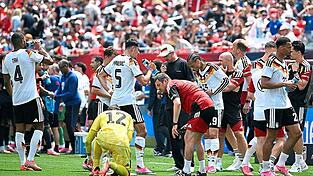 Trinken ist bei dieser WM besonders wichtig - dafür gibt es die umstrittenen dreiminütigen Pausen pro Halbzeit. Trinken ist bei dieser WM besonders wichtig - dafür gibt es die umstrittenen dreiminütigen Pausen pro Halbzeit.