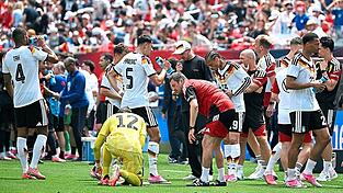 Trinken ist bei dieser WM besonders wichtig - dafür gibt es die umstrittenen dreiminütigen Pausen pro Halbzeit. Trinken ist bei dieser WM besonders wichtig - dafür gibt es die umstrittenen dreiminütigen Pausen pro Halbzeit.