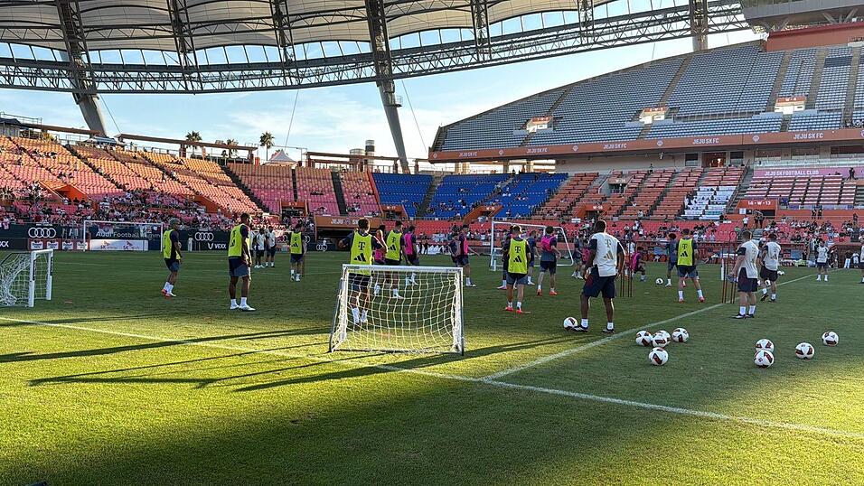 Der FC Bayern beim öffentlichen Training im Jeju World Cup Stadium. Der FC Bayern beim öffentlichen Training im Jeju World Cup Stadium.