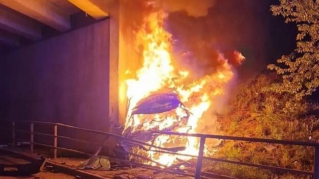Das verunfallte Auto brannte. Der Fahrer starb bei dem Unfall. Das verunfallte Auto brannte. Der Fahrer starb bei dem Unfall.