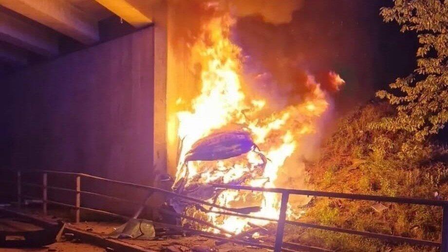 Das verunfallte Auto brannte. Der Fahrer starb bei dem Unfall.&nbsp;
