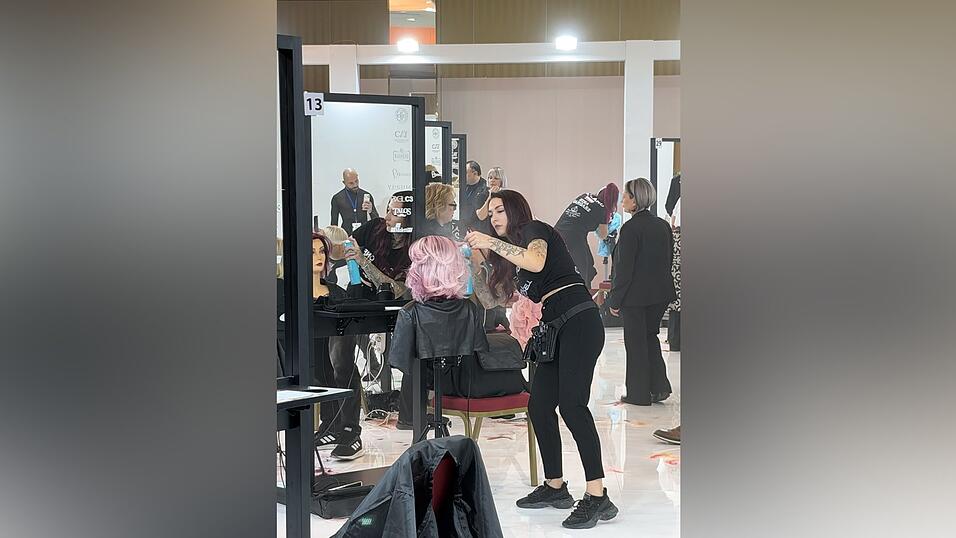 Die Mainburger Friseurin Eva Kirchhammer frisiert bei der WM in Paestum einen Puppenkopf.