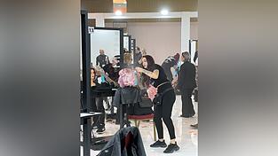 Die Mainburger Friseurin Eva Kirchhammer frisiert bei der WM in Paestum einen Puppenkopf. Die Mainburger Friseurin Eva Kirchhammer frisiert bei der WM in Paestum einen Puppenkopf.
