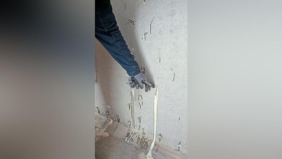 Ein Handwerker einer Fachfirma deutet auf einen Riss in einer Kellerwand, aus der nach dem Pressvorgang Kunstharz quillt: 'Das ist gut, weil wir so sehen, dass es abdichtet.' Ein Handwerker einer Fachfirma deutet auf einen Riss in einer Kellerwand, aus der nach dem Pressvorgang Kunstharz quillt: 'Das ist gut, weil wir so sehen, dass es abdichtet.'