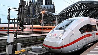 Die Bahn h&auml;lt an ihrem P&uuml;nktlichkeitsziel von mindestens 60 Prozent im Fernverkehr im Gesamtjahr fest. (Archivbild)