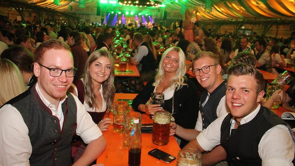 Auch am Samstagabend strömten viele Landshuter zur Dult. Auch am Samstagabend strömten viele Landshuter zur Dult.