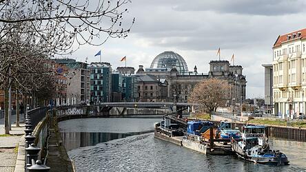 Am Schiffbauerdamm - rechtes Spreeufer Richtung Reichstagsgeb&auml;ude - entsteht ein neues Quartier unter anderem mit Bundestagsb&uuml;ros. Ein Teil des Projekts soll nach dem Willen von Bundestagspr&auml;sidentin Julia Kl&ouml;ckner (CDU) und Vizepr&auml;sident Omid Nouripour aber aus Kostengr&uuml;nden gestoppt werden. (Archivbild)