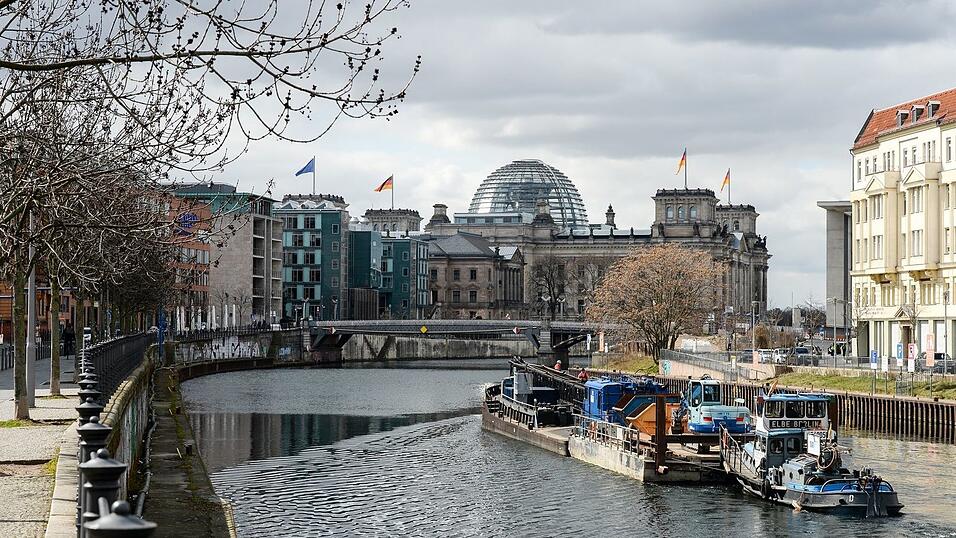 Am Schiffbauerdamm - rechtes Spreeufer Richtung Reichstagsgeb&auml;ude - entsteht ein neues Quartier unter anderem mit Bundestagsb&uuml;ros. Ein Teil des Projekts soll nach dem Willen von Bundestagspr&auml;sidentin Julia Kl&ouml;ckner (CDU) und Vizepr&auml;sident Omid Nouripour aber aus Kostengr&uuml;nden gestoppt werden. (Archivbild)