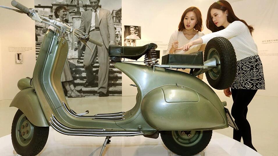 Audrey Hepburn und Gregory Peck cruisten auf der Vespa durch Rom. (Archivbild)