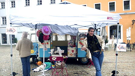 Ramona Frank stand mit ihrem Bulli für Fotos auf dem Haidplatz bereit. Besucher konnten sich witzig kostümieren und fotografieren lassen. Ramona Frank stand mit ihrem Bulli für Fotos auf dem Haidplatz bereit. Besucher konnten sich witzig kostümieren und fotografieren lassen.