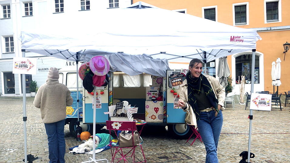 Ramona Frank stand mit ihrem Bulli für Fotos auf dem Haidplatz bereit. Besucher konnten sich witzig kostümieren und fotografieren lassen. Ramona Frank stand mit ihrem Bulli für Fotos auf dem Haidplatz bereit. Besucher konnten sich witzig kostümieren und fotografieren lassen.