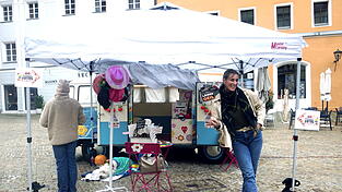 Ramona Frank stand mit ihrem Bulli für Fotos auf dem Haidplatz bereit. Besucher konnten sich witzig kostümieren und fotografieren lassen. Ramona Frank stand mit ihrem Bulli für Fotos auf dem Haidplatz bereit. Besucher konnten sich witzig kostümieren und fotografieren lassen.