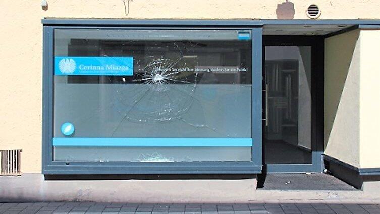 Ins Fenster des Straubinger B&uuml;ros der Abgeordneten hat jemand einen Stein geworfen.