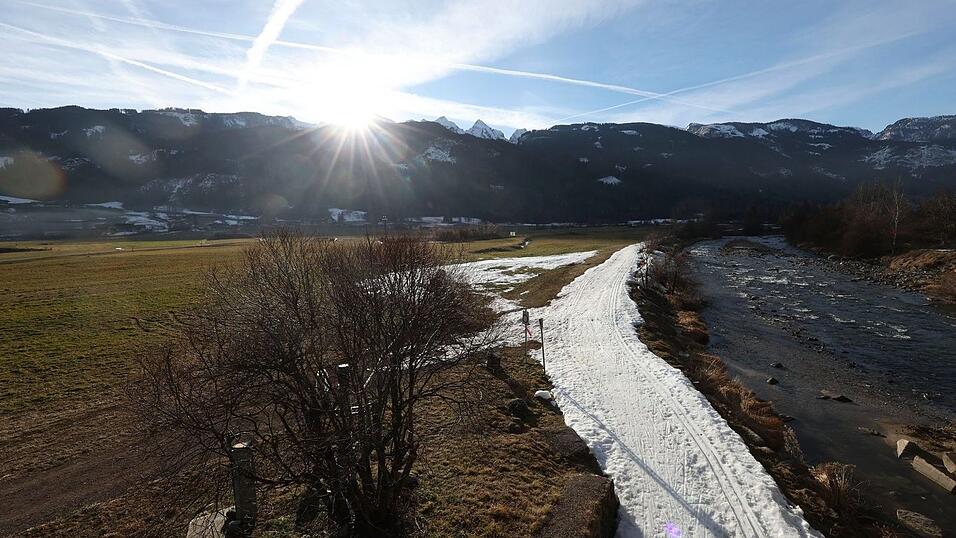 Blick auf die Berge im Val di Fiemme. Die Dürre im Norden Italiens nimmt nach Einschätzung von Umweltschützern immer alarmierendere Ausmaße an. Blick auf die Berge im Val di Fiemme. Die Dürre im Norden Italiens nimmt nach Einschätzung von Umweltschützern immer alarmierendere Ausmaße an.