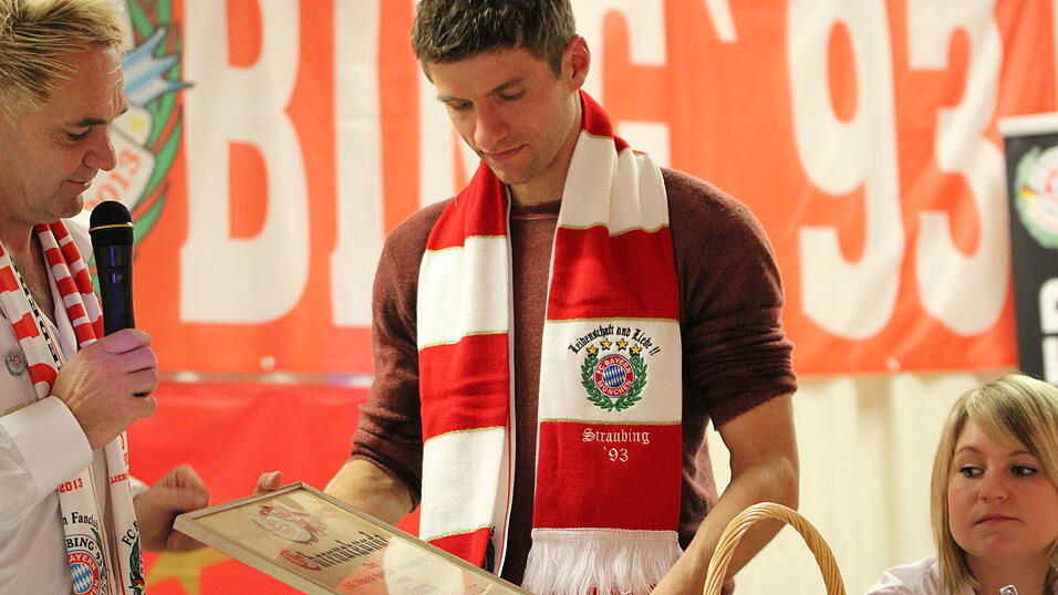 Thomas Müller besuchte am Sonntagnachmittag den 'FC Bayern-Fanclub Straubing '93'. (Foto: Fabian Roßmann) Thomas Müller besuchte am Sonntagnachmittag den 'FC Bayern-Fanclub Straubing '93'. (Foto: Fabian Roßmann)