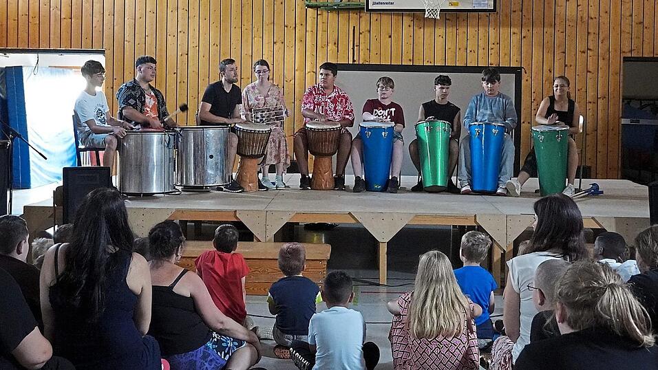 Rhythmus im Blut: In der Percussions-Gruppe 'Sambalila' trommelten Schüler des Förderzentrums beim Jubiläum gemeinsam im Takt. Die Gruppe wurde 2002 mit einer tschechischen Grundschule gegründet und gilt als Meilenstein der Schulgeschichte. Rhythmus im Blut: In der Percussions-Gruppe 'Sambalila' trommelten Schüler des Förderzentrums beim Jubiläum gemeinsam im Takt. Die Gruppe wurde 2002 mit einer tschechischen Grundschule gegründet und gilt als Meilenstein der Schulgeschichte.