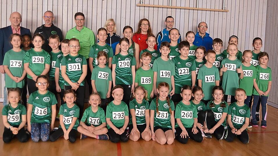 Die Teilnehmer vom TV Wallersdorf mit den Ehreng&auml;sten.