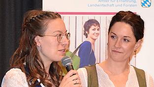 Die beiden Semestersprecherinnen Katharina Kammhuber (l.) und Veronika Wippenbeck bei ihrem R&uuml;ckblick.