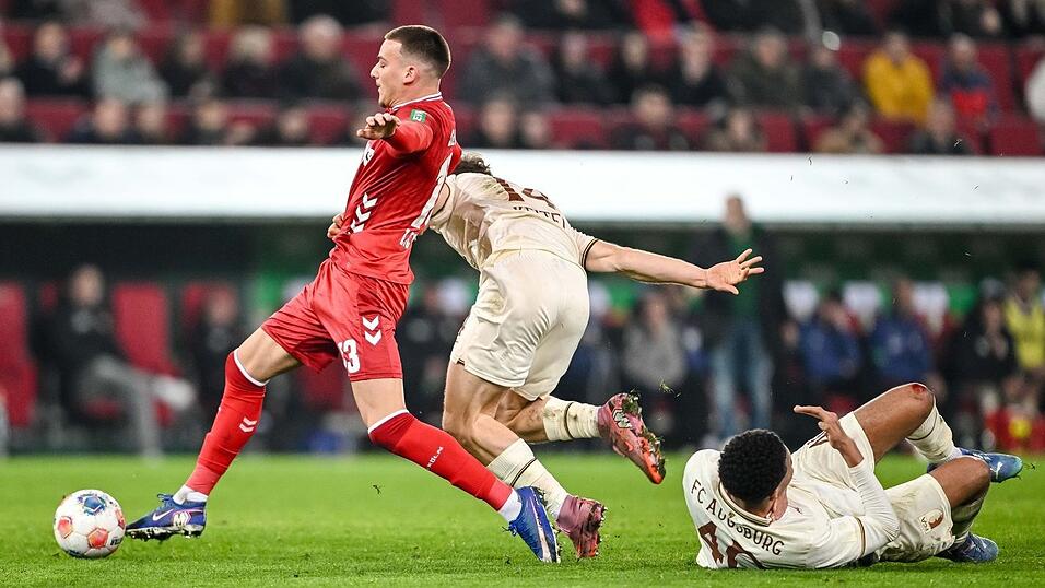 Said El Mala (l) kam sp&auml;t und konnte das Spiel nicht mehr in eine andere Richtung lenken.