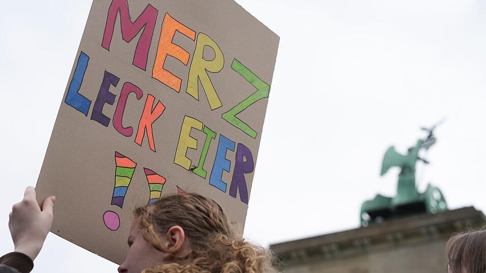 «Mehrzweckeier» klingt sehr nach «Merz leck Eier». (Archivbild) «Mehrzweckeier» klingt sehr nach «Merz leck Eier». (Archivbild)