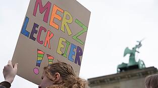 «Mehrzweckeier» klingt sehr nach «Merz leck Eier». (Archivbild) «Mehrzweckeier» klingt sehr nach «Merz leck Eier». (Archivbild)