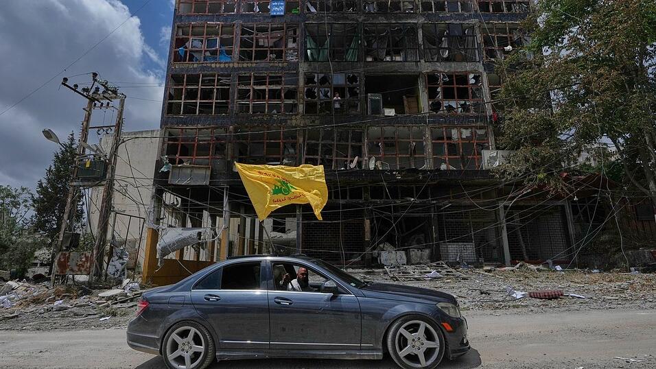 Mann mit Hisbollah-Flagge in der Stadt Nabatija im Südlibanon. (Archivbild) Mann mit Hisbollah-Flagge in der Stadt Nabatija im Südlibanon. (Archivbild)